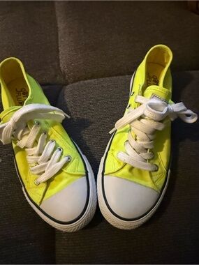 Gotta Flurt neon yellow canvas low-top sneakers,